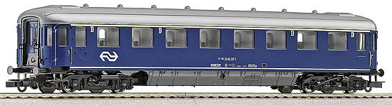 Passenger car 1st class type D<br /><a href='images/pictures/Roco/44242.jpg' target='_blank'>Full size image</a>
